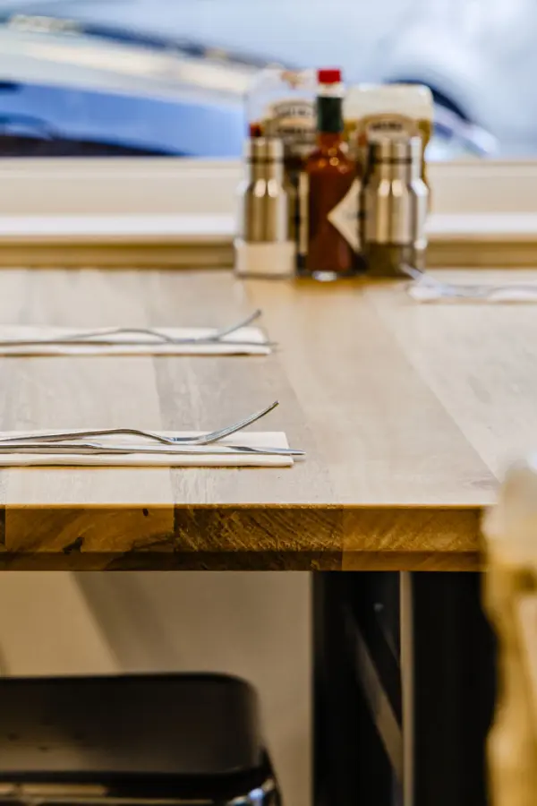 원목 질감이 살아있는 내추럴 카페 테이블 디테일